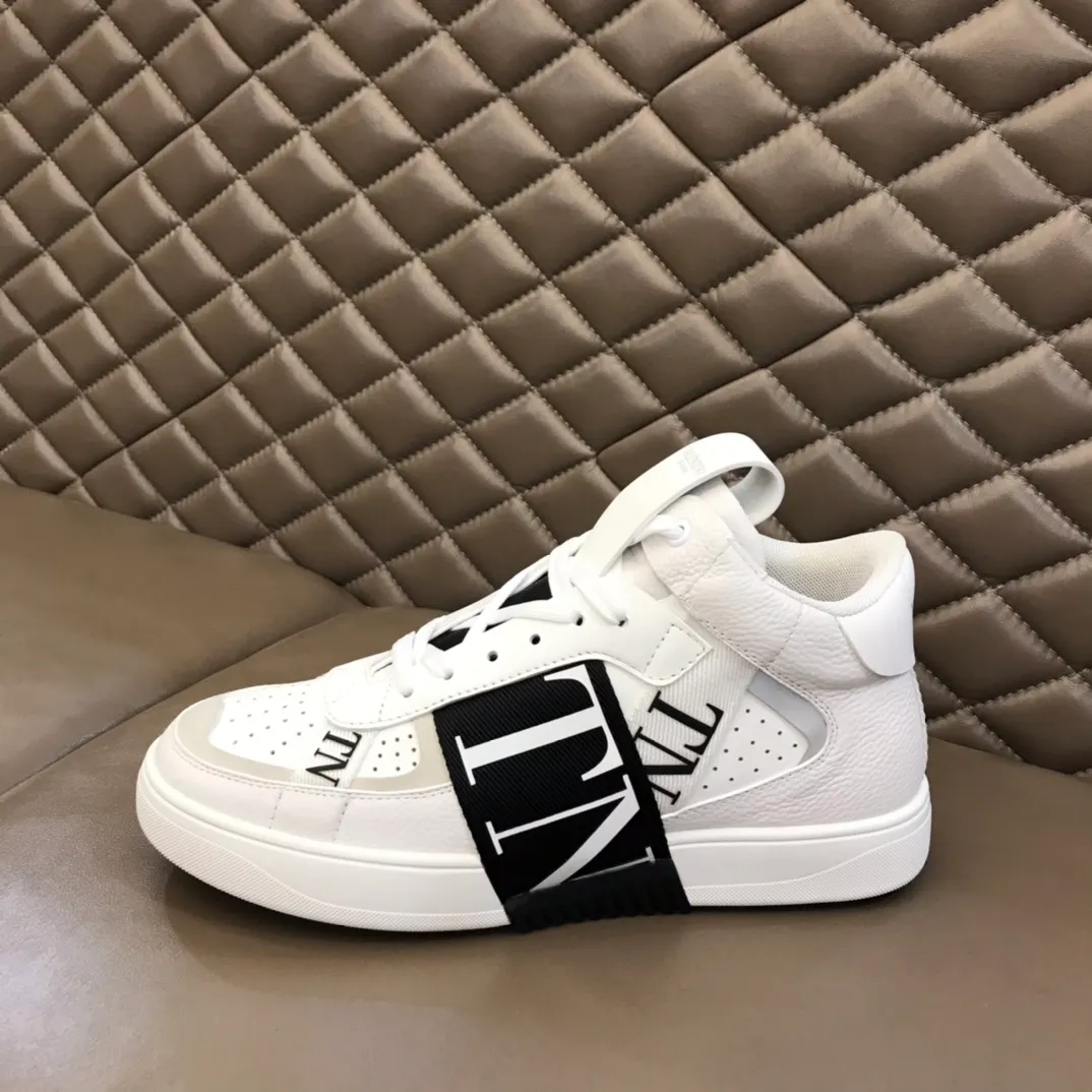 p480 "VALETINO**" new high-top 🆕 calfskin lace-up sneakers. No man should be able to refuse these shoes. The classic color scheme is so handsome! Purchase a high-precision replica of the original version to instantly sell off the market currency! 6 VLTN logo rubber effect straps - Valentino Garavani Logo printed on the back and tongue, all materials are customized to ensure quality! Size: 38-44